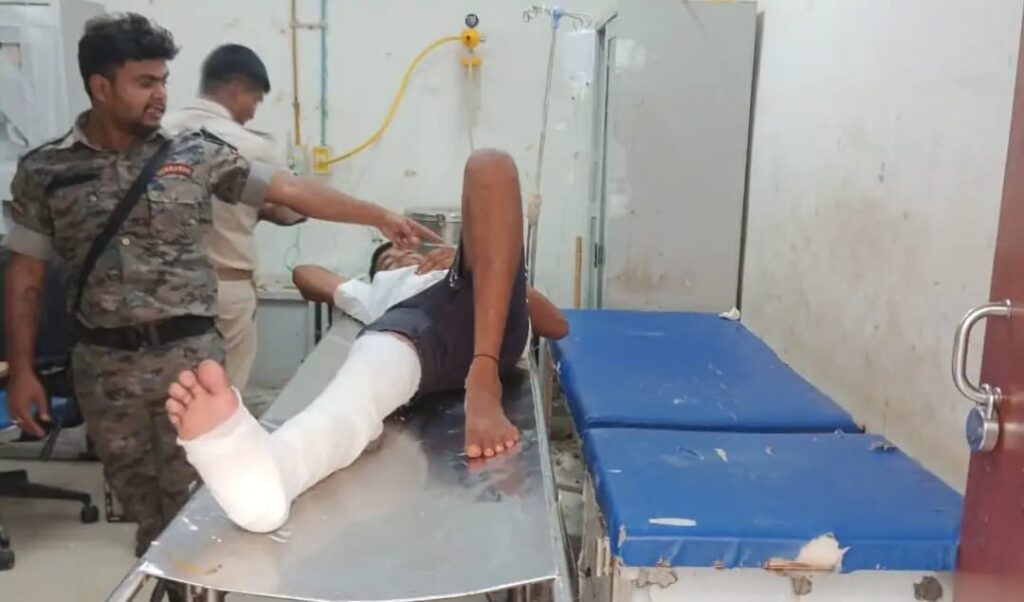 नवादा में पुलिस- अपराधी मुठभेड़, हथियार बरामदगी के दौरान पुलिस पर की फायरिंग, जवाबी कार्रवाई में हुआ कुख्यात निखिल घायल 1 IMG-20250813-WA0084