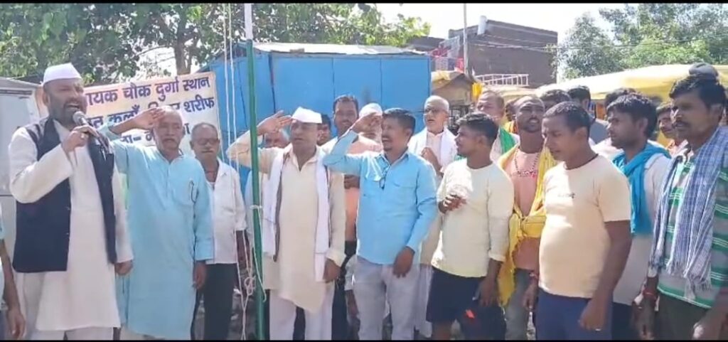 फुटपाथ संघर्ष मोर्चा ने हर्षोल्लास से मनाया 79वां स्वतंत्रता दिवस, वीर सपूतों को दी श्रद्धांजलि 1 IMG-20250816-WA0007