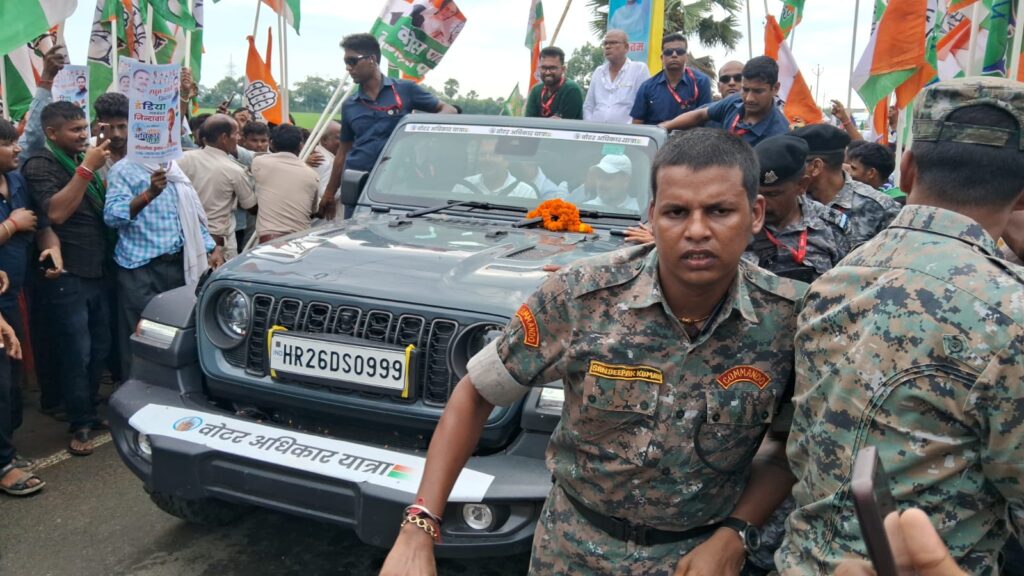 नालंदा की धरती पर राहुल गांधी का ऐतिहासिक स्वागत, वोटर अधिकार यात्रा में उमड़ा जनसैलाब 1 IMG-20250819-WA0072