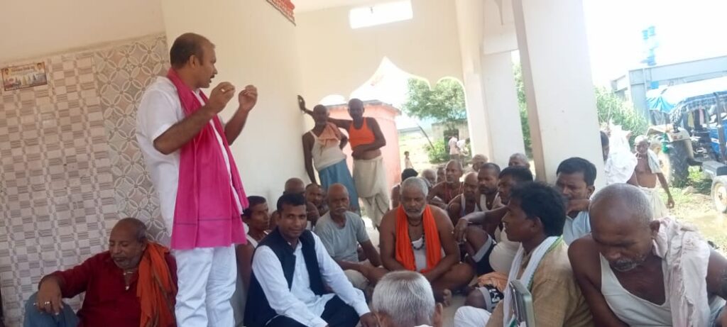 बाढ़ प्रभावित इलाकों का दौरा कर जनता की समस्याओं से रूबरू हुए लोकतांत्रिक जन विकास पार्टी के राष्ट्रीय अध्यक्ष अरमान देव 1 IMG-20250820-WA0141