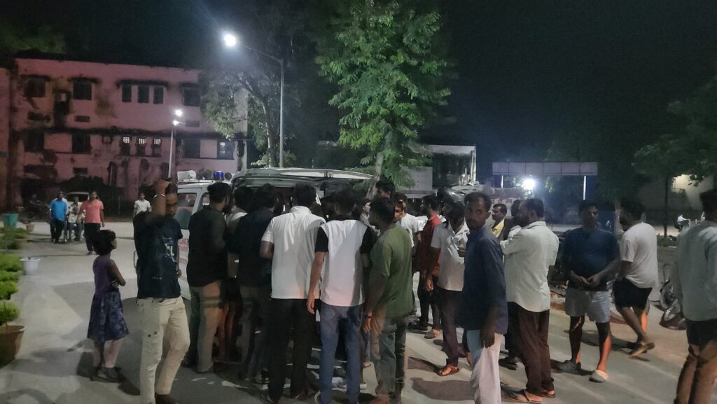 युवक को मारी तीन गोलियां, हालत नाजुक – रेफर, दीपनगर थाना क्षेत्र के देवीसराय के पास हुई वारदात 1 IMG-20250825-WA0145