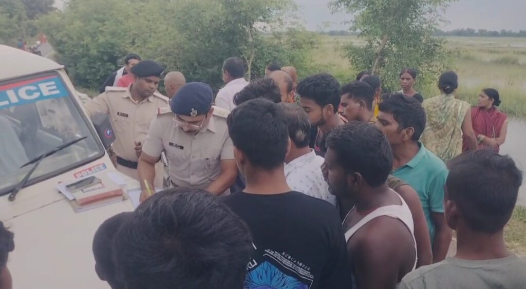 लापता किशोर का आहर से मिला शव, इलाके में सनसनी — परिजन जता रहे हत्या की आशंका 1 Screenshot_20250821_070822_WhatsApp