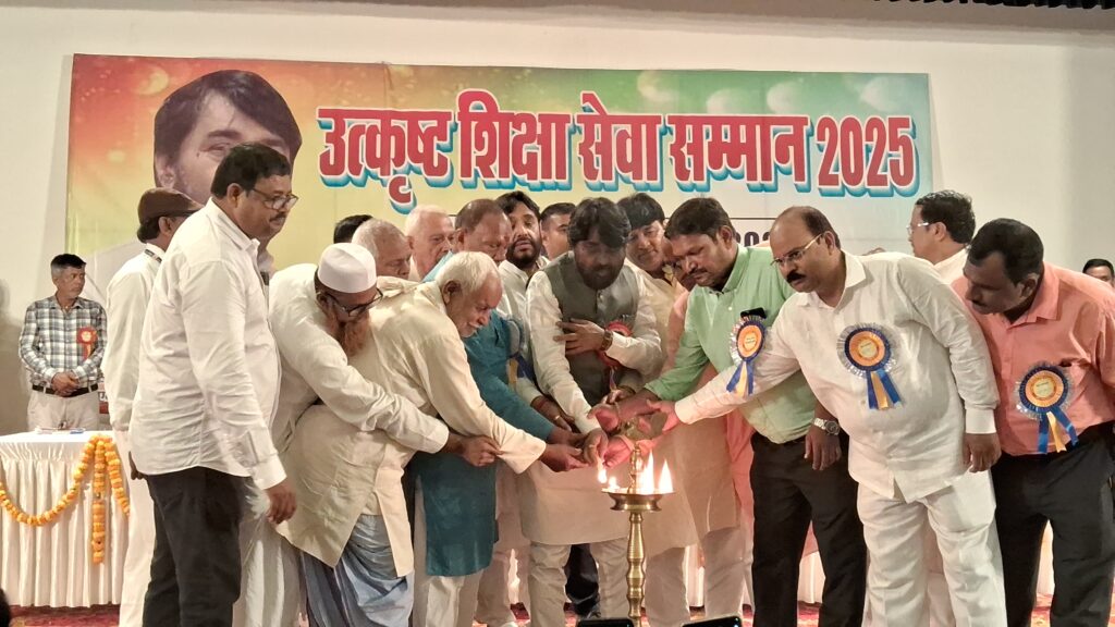 शिक्षकों के सम्मान में गूँजा इंटरनेशनल कन्वेंशन हॉल, नालंदा और नवादा के 400 शिक्षक हुए सम्मानित 2 1000883619