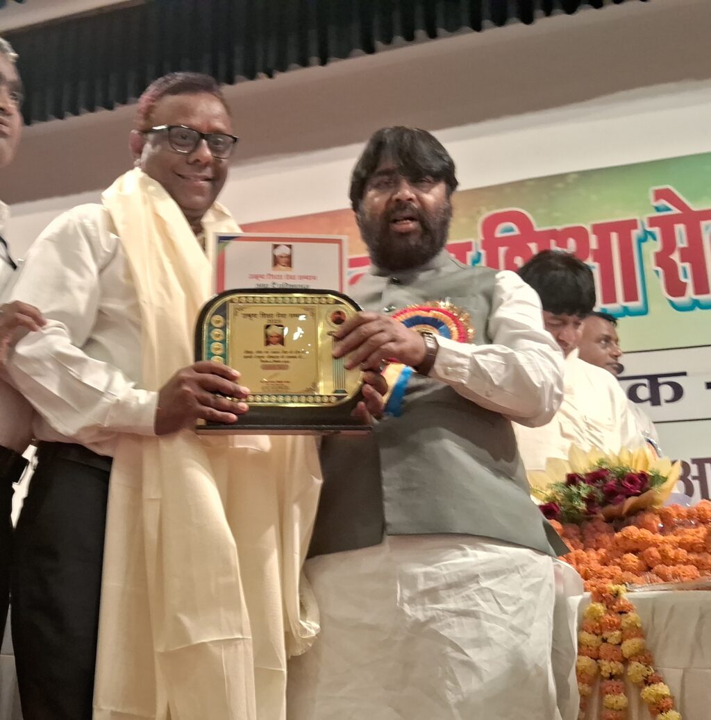 शिक्षकों के सम्मान में गूँजा इंटरनेशनल कन्वेंशन हॉल, नालंदा और नवादा के 400 शिक्षक हुए सम्मानित 1 20250902_174220(0)