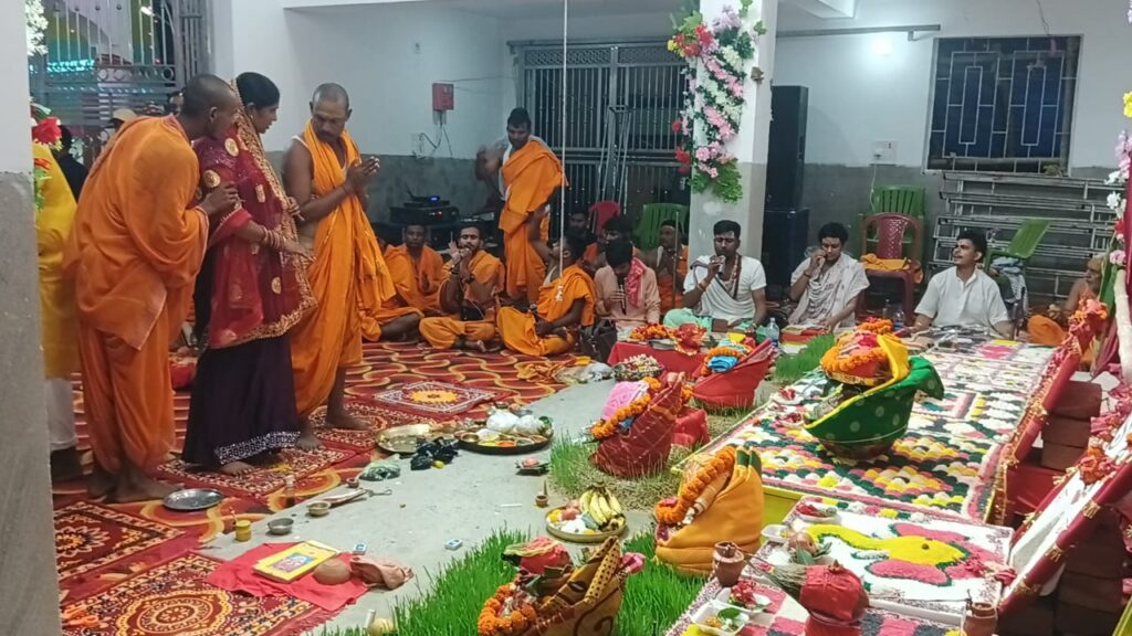 दुर्गापुर में शत चंडी महायज्ञ एवं प्राण प्रतिष्ठा, विधायक कौशल किशोर हुए शामिल 1 IMG-20250929-WA0069