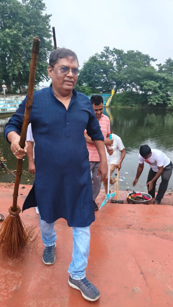 गांधी जयंती पर रोटरी क्लब तथागत का स्वच्छता अभियान 2 1000971348