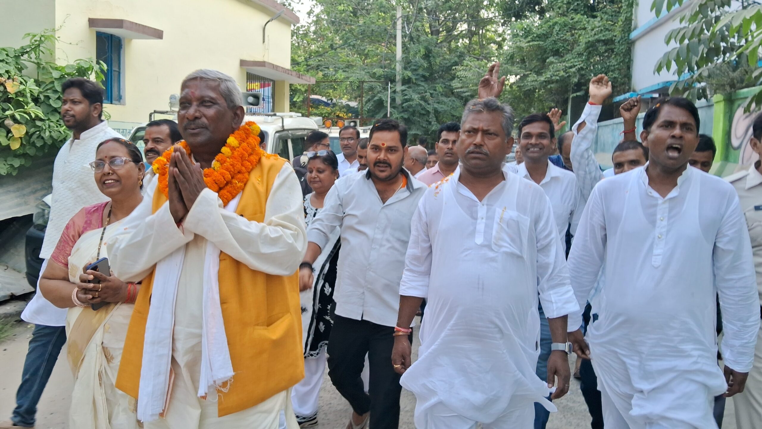 मनोज कुमार तांती ने दाखिल किया नामांकन, स्वच्छ और विकासशील विधानसभा बनाने का लिया संकल्प 2 1001004746 edited scaled