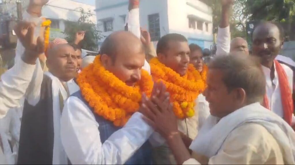 अस्थावां विधानसभा से मुकेश धानुक ऊर्फ अरमान देव ने दाखिल किया नामांकन बोले— अस्थावां की जनता ही असली विधायक 2 1001005144