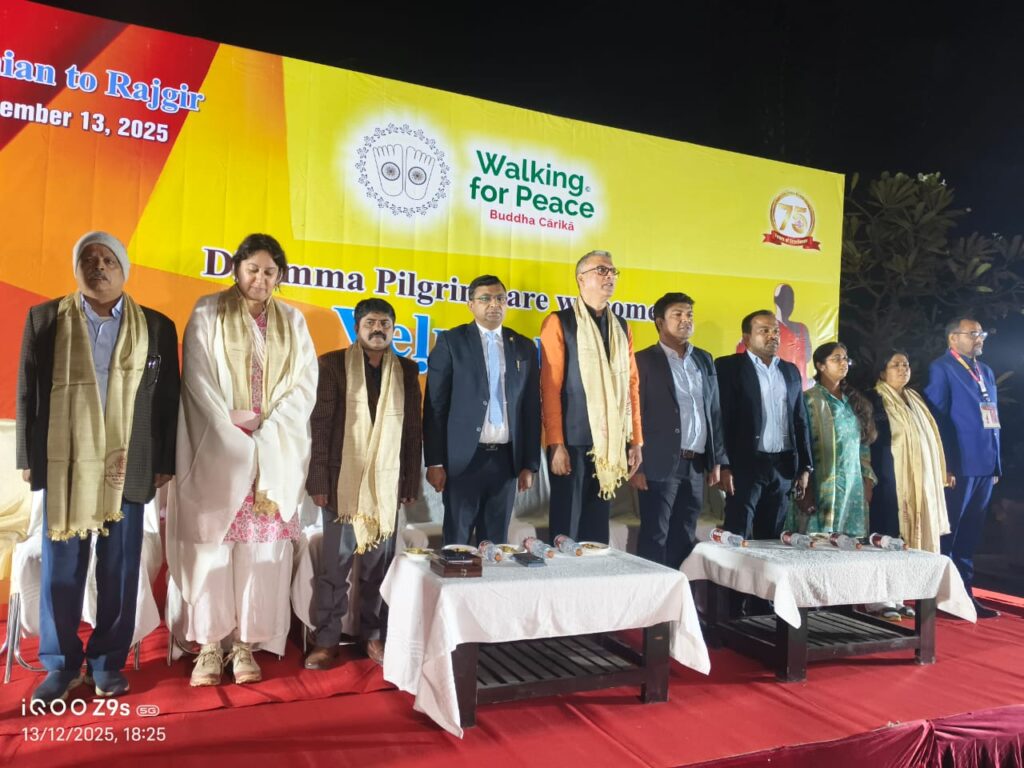 जेठियन–राजगीर धम्म यात्रा में उमड़ा अंतरराष्ट्रीय बौद्ध समुदाय, मानवता और शांति का दिया गया संदेश 2 1001116769