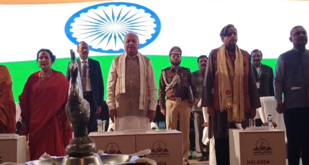 नालंदा में पांच दिवसीय अंतरराष्ट्रीय साहित्य उत्सव का भव्य शुभारंभ, राज्यपाल आरिफ मोहम्मद खान को गार्ड ऑफ ऑनर, शशि थरूर बोले— नालंदा ज्ञान बांटने की परंपरा का प्रतीक 4 1001135503