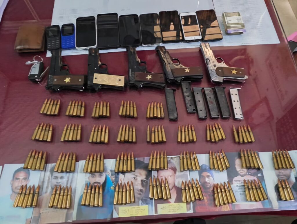 अंतर्राज्यीय हथियार तस्कर गिरोह का भंडाफोड़, पांच गिरफ्तारपुलिस–एसटीएफ की संयुक्त कार्रवाई, एके-47 के कारतूस समेत भारी मात्रा में हथियार बरामद 2 IMG 20251218 WA0094