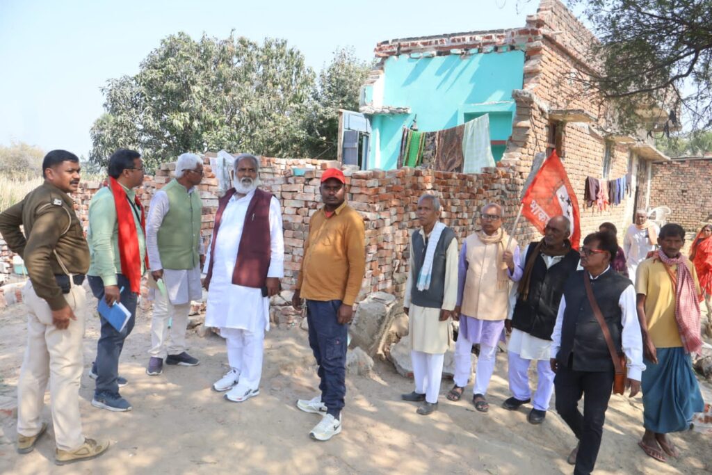 रहुई के शिवनंदन नगर पहुंची जांच टीम, ‘जल-जीवन-हरियाली’ के नाम पर घर तोड़े जाने का आरोप 2 1001253583