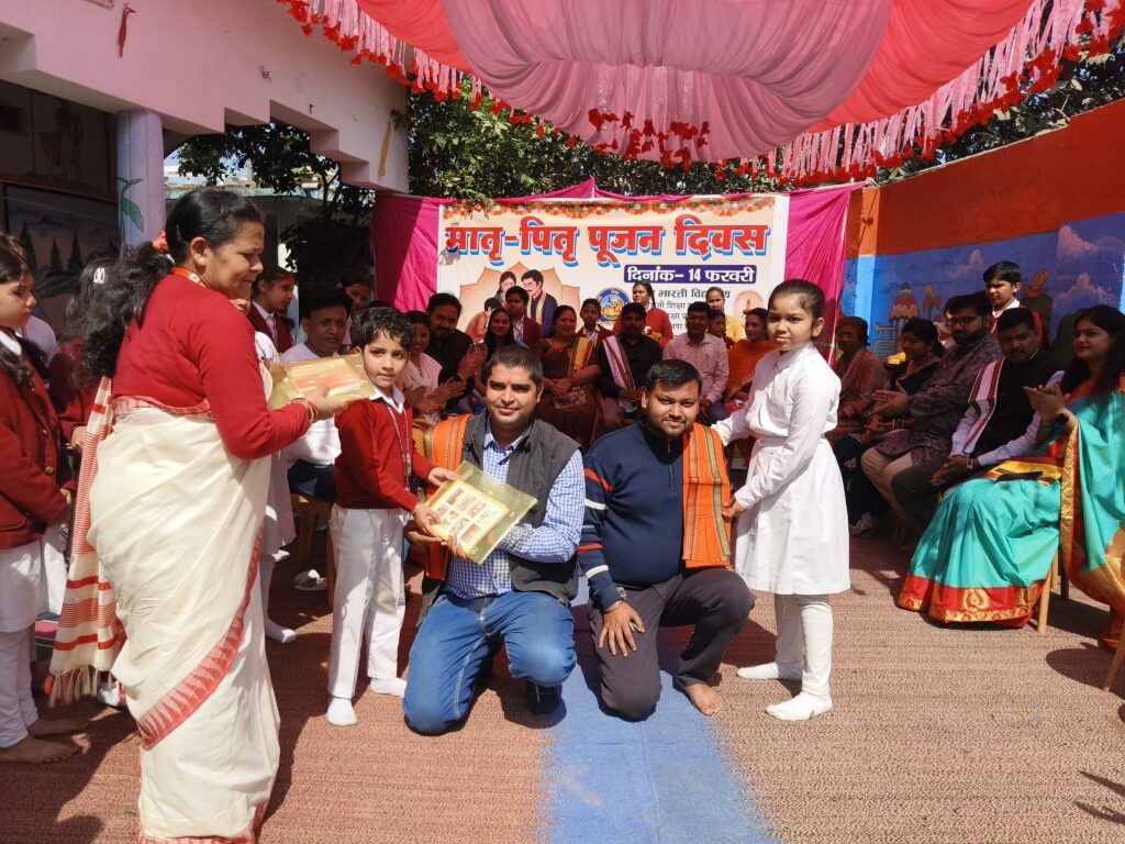 विद्यालय में हर्षोल्लास के साथ मनाया गया ‘मातृ-पितृ पूजन दिवस’, बच्चों ने भावुक होकर लिया माता-पिता का आशीर्वाद 2 1001253945