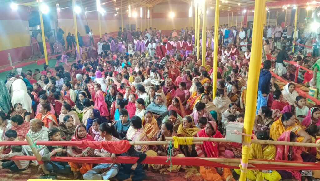 परवलपुर में सात दिवसीय श्रीमद् भागवत कथा का भव्य आयोजन, संतों के प्रवचन से गूंजा क्षेत्र 3 1001262144