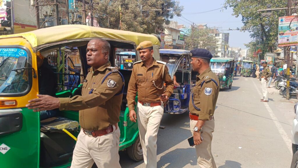 मैट्रिक बोर्ड परीक्षा को लेकर शहर में कड़ी यातायात व्यवस्था, ट्रैफिक पुलिस पूरी तरह मुस्तैद 2 1001264665