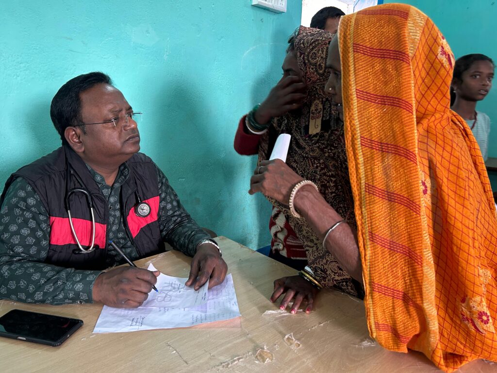 रोटरी इंटरनेशनल के 121वें स्थापना दिवस पर मेगा हेल्थ कैंप एवं पौधा वितरण कार्यक्रम आयोजित, 800 ग्रामीणों ने उठाया लाभ 3 1001276843