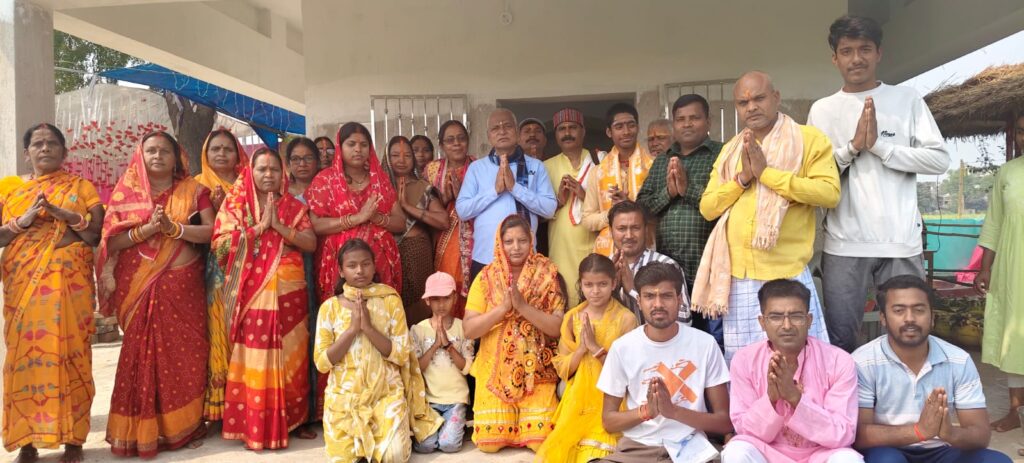 सरथा गांव स्थित देवी स्थान मंदिर में अखंड कीर्तन को लेकर 151 में श्रद्धालुओं के द्वारा निकाली गई कलश शोभा यात्रा 2 1001278576