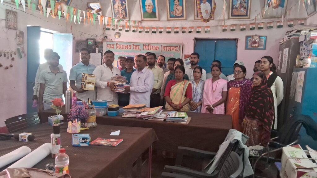 नालंदा के रैतर गांव में अनोखी मिसाल: 38वें जन्मदिन पर राजेश कुमार ने 350 बच्चों के बीच बांटी किताबें और होली के रंग 2 1001284275