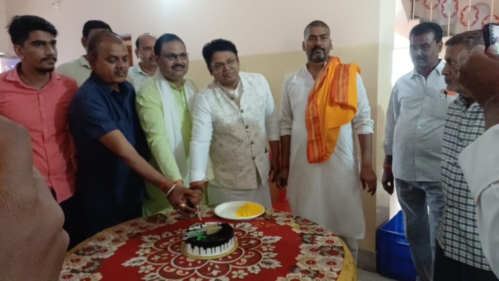 समाजसेवी अरविंद कुमार सिंह ने नीतीश कुमार के 75वें जन्मदिन पर किया भव्य जश्न, होली मिलन में रंग-गुलाल संग झूम उठा नूरसराय! 3 1001287182