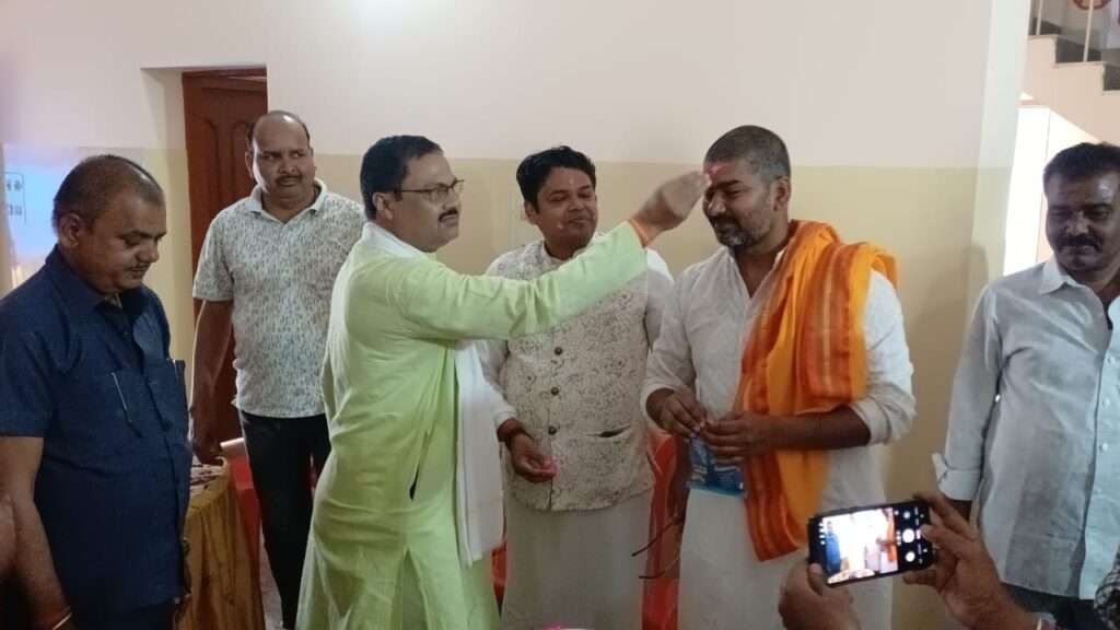 समाजसेवी अरविंद कुमार सिंह ने नीतीश कुमार के 75वें जन्मदिन पर किया भव्य जश्न, होली मिलन में रंग-गुलाल संग झूम उठा नूरसराय! 2 1001287185