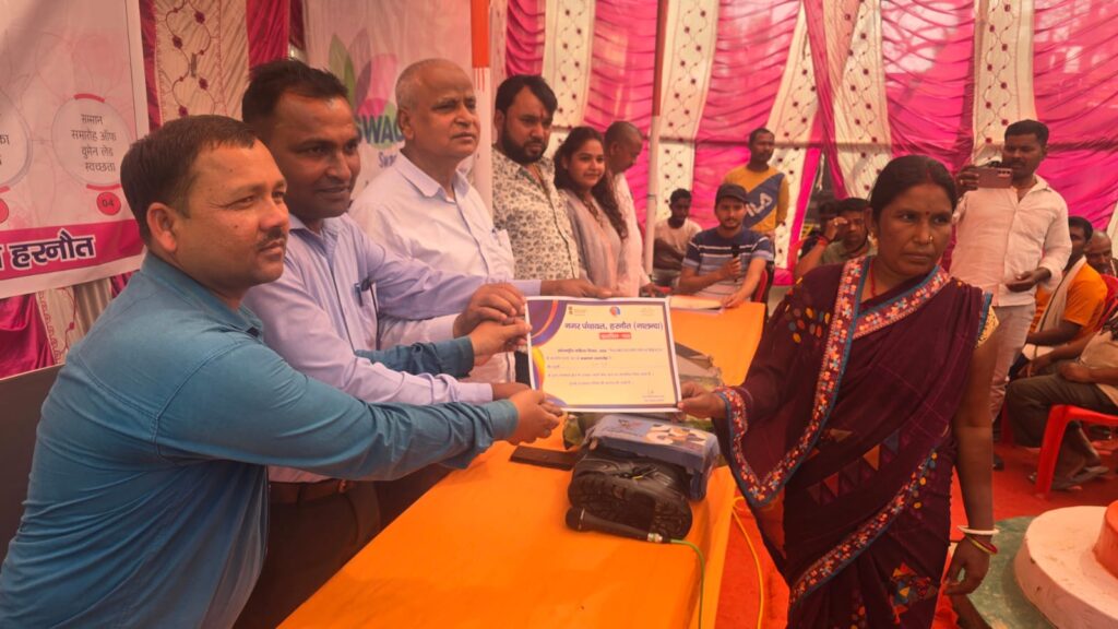 नगर पंचायत के सैकड़ो सफाई कर्मी एवं सुपरवाइजर को मुख्य पार्षद प्रतिनिधि एवं उपमुख्य पार्षद प्रतिनिधि ने प्रशस्ति पत्र देकर किया सम्मानित 2 1001316110