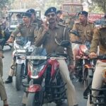 नूरसराय में बाइक से फ्लैग मार्च करते पुलिस पदाधिकारी व पुलिस बल