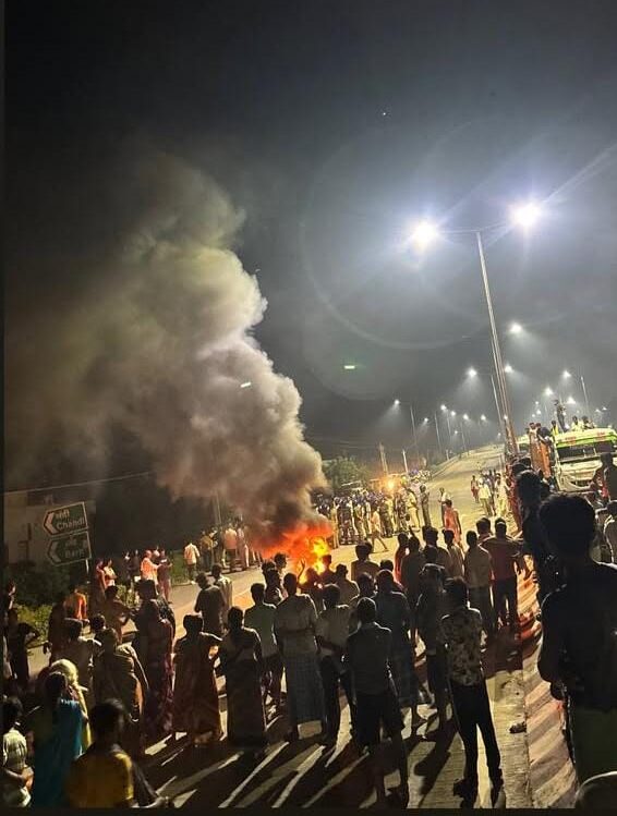 पुलिस वाहन की टक्कर से युवक की मौत के बाद बवाल, पथराव में हरनौत थानाध्यक्ष समेत 8 पुलिसकर्मी घायल; 30 नामजद व 100 अज्ञात पर केस दर्ज 2 1001605005 edited