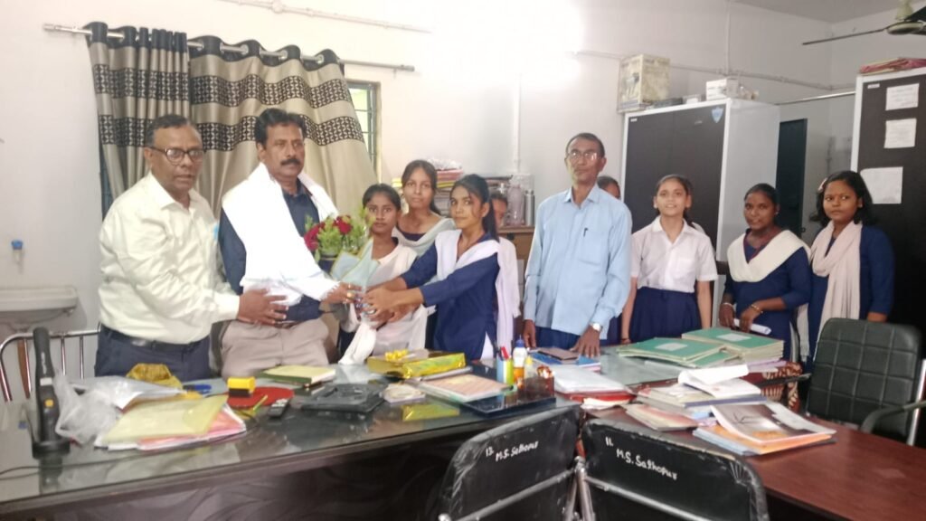 भावुक माहौल में प्रधानाध्यापक अनिल कुमार सिन्हा को दी गई विदाई, विद्यालय के विकास में योगदान को किया गया याद 2 1001642265