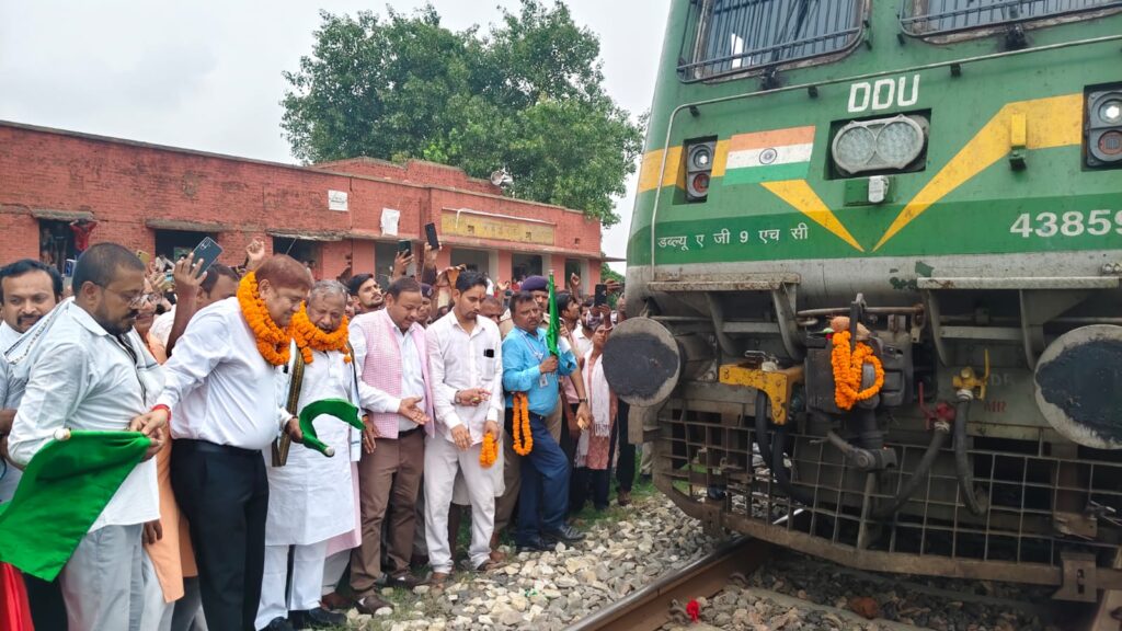 रहूई रोड हॉल्ट पर पटना–राजगीर एक्सप्रेस का ठहराव शुरू, सांसद कौशलेंद्र कुमार व मंत्री डॉ. सुनील कुमार ने दिखाई हरी झंडी 3 IMG 20260719 WA0003