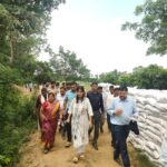 जिलाधिकारी ने केशोपुर तटबंध का किया निरीक्षण, बाढ़ निरोधी तैयारियों की समीक्षा कर अधिकारियों को दिए आवश्यक निर्देश