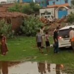 सहयोग शिविर में जाते समय कीचड़ में फंसी जिलाधिकारी की गाड़ी, ग्रामीणों ने मशक्कत कर निकाला बाहर