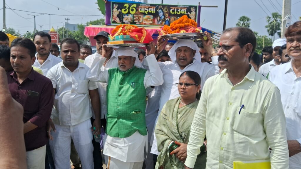 बाबा मनीराम अखाड़े में ग्रामीण विकास मंत्री श्रवण कुमार और सांसद कौशलेंद्र कुमार ने लंगोट अर्पित कर लगाई हाजिरी 2 1001644173