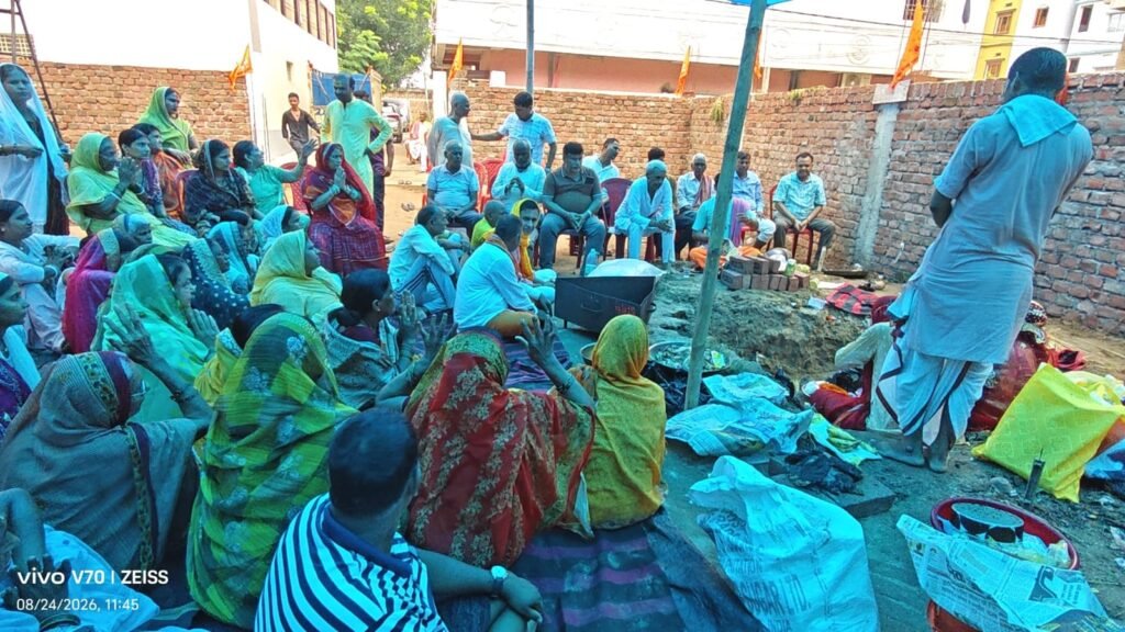 बाबा नीलकंठेश्वर महादेव मंदिर निर्माण का भूमि पूजन, मोहल्लेवासियों के सहयोग से बनेगा भव्य मंदिर 3 1001704482