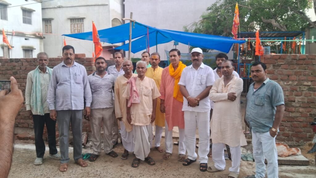 बाबा नीलकंठेश्वर महादेव मंदिर निर्माण का भूमि पूजन, मोहल्लेवासियों के सहयोग से बनेगा भव्य मंदिर 2 1001704898