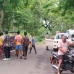 नंदाबीघा मोड़ के पास पेड़ से लटका मिला 22 वर्षीय युवक का शव, इलाके में मची सनसनी; जांच में जुटी पुलिस