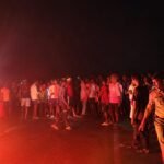 युवक की मौत पर ग्रामीणों का हंगामा, हाईवे जामशव रखकर टायर जलाए, थानाध्यक्ष के खिलाफ की नारेबाजी;
