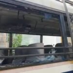 यात्री बस पर 10-12 युवकों ने किया हमला, चालक-खलासी को पीटा