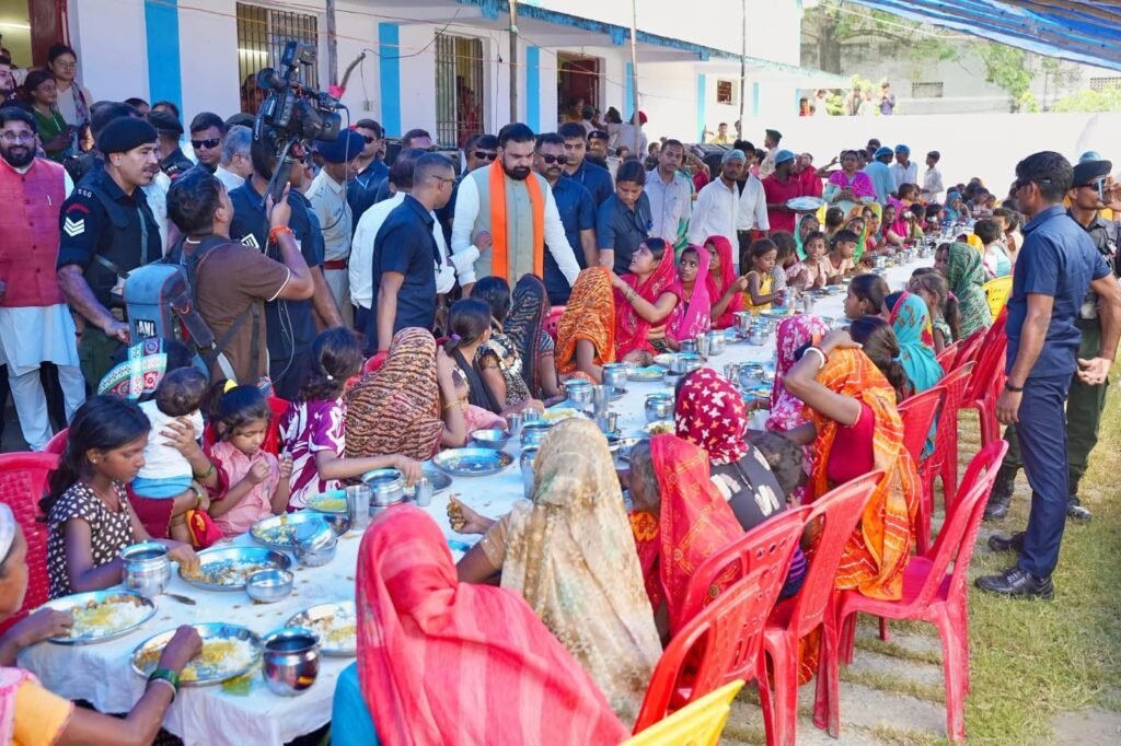 बाढ़ प्रभावित क्षेत्रों में पहुंचे मुख्यमंत्री सम्राट चौधरी, राहत शिविरों का किया निरीक्षण 2 WhatsApp Image 2026 09 08 at 6.32.35 AM