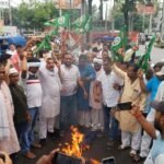 नालंदा में राजद कार्यकर्ताओं ने फूंका मुख्य चुनाव आयुक्त का पुतला