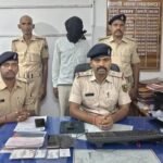 इंश्योरेंस कर्मी बनकर चेक में हेराफेरी कर ठगी करने वाला गिरफ्तार, 48 चेक बरामद