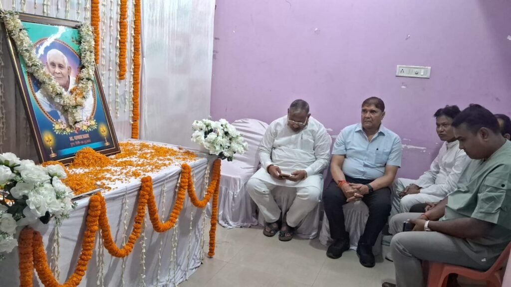 विधायक डॉ. सुनील कुमार के पिता स्व. भागवत प्रसाद की पाँचवीं पुण्यतिथि पर श्रद्धांजलि सभा आयोजित 2 WhatsApp Image 2026 10 10 at 5.43.41 AM