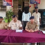 प्रेम-प्रसंग में पति की हत्या, पत्नी और प्रेमी गिरफ्तार; पुलिस ने देसी कट्टा और मोबाइल फोन किए बरामद